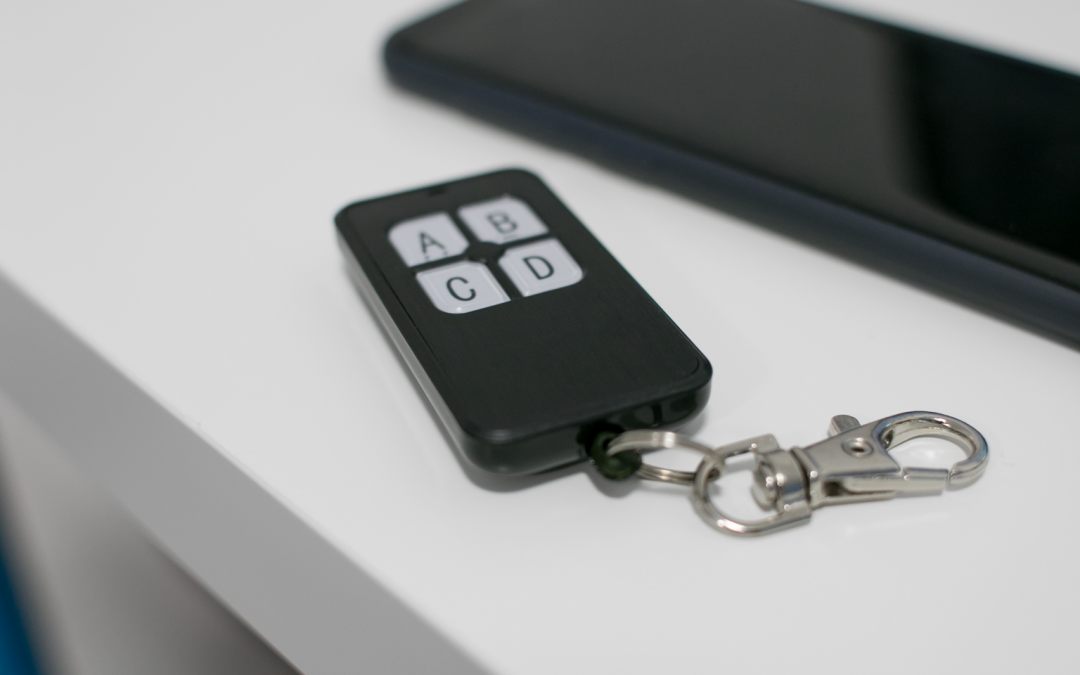 Sérieusement, combien de télécommandes avez-vous dans votre voiture ? Pourquoi il est grand temps de donner les clés du pouvoir à votre maison !